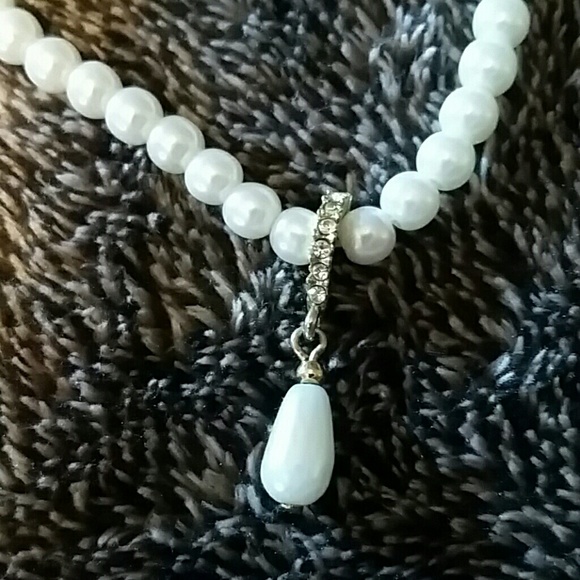 Faux Pearl Drop Necklace w faux Diamonds - Picture 3 of 4